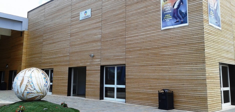 Arredamento esterno teatro